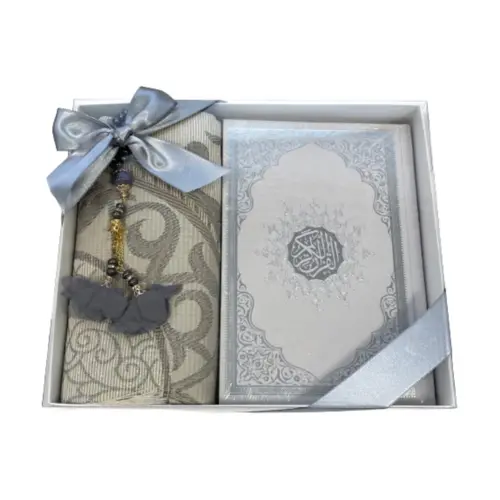 Gaveæske med koran, tasbih og bedetæppe, sølv