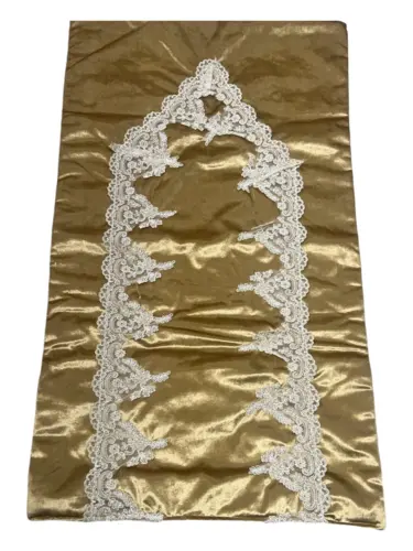 Bedetæppe i guldfarve med håndlavet broderi
