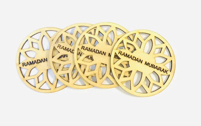 Ramadan Mubarak træpynt  i Ægte Træ (1 stk)