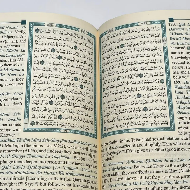 The Holy Quran med oversættelse på engelsk (latinske bogstaver)