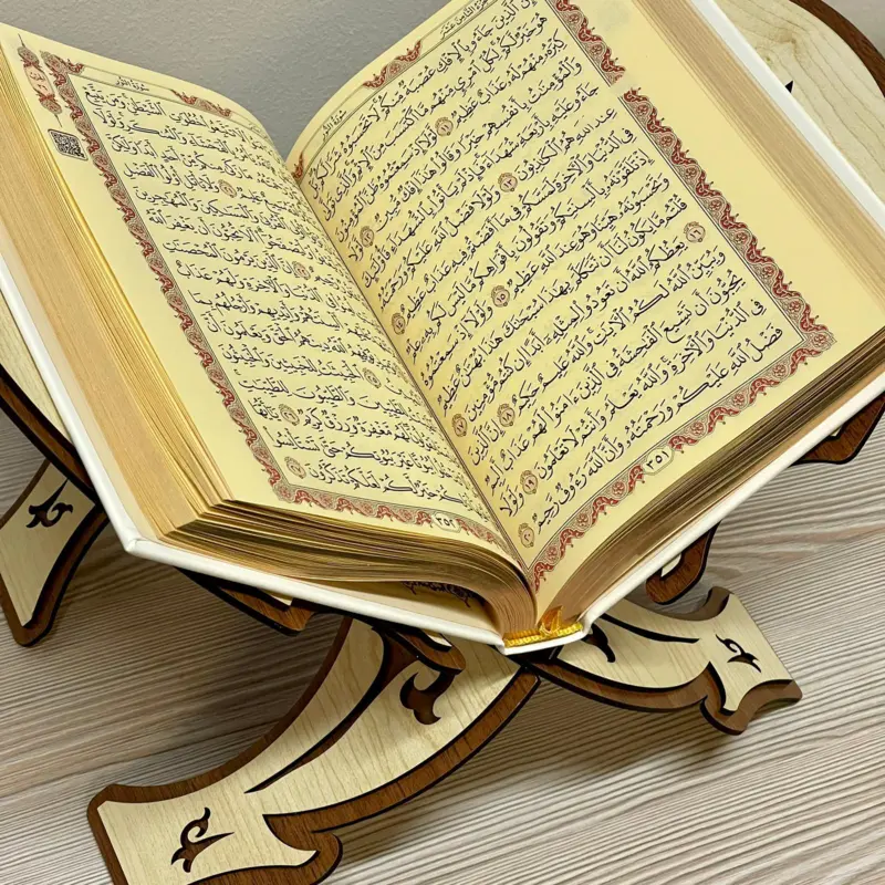 Koranholder med kalligrafi i træ  40 cm