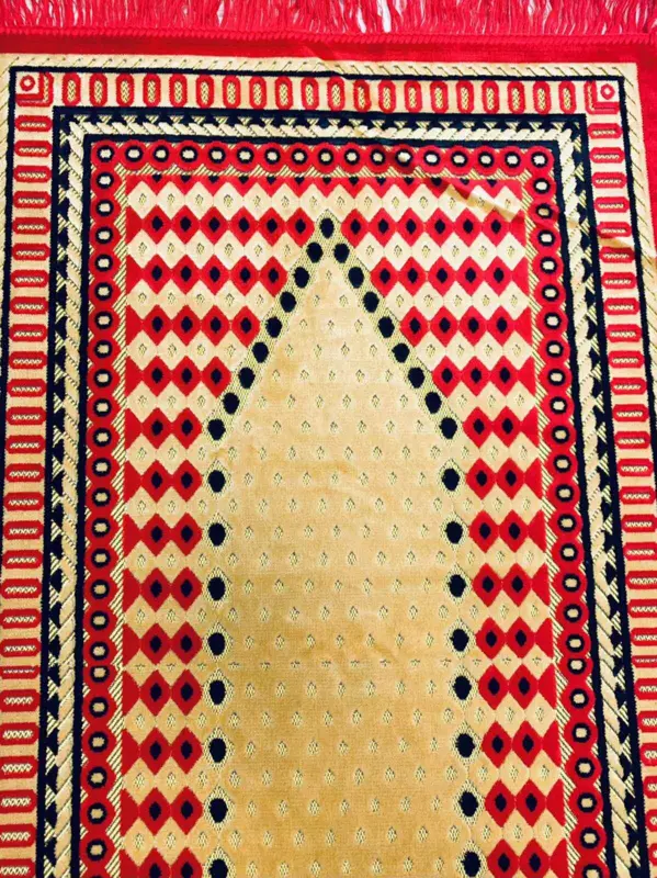 Bedetæppe i rødt velour med  Beduin design