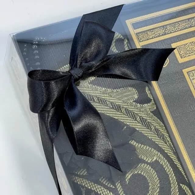 Gaveæske med Kaaba-koran, tasbih og bedetæppe, sort