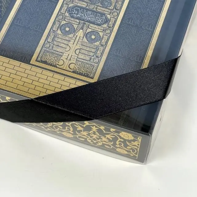 Gaveæske med Kaaba-koran, tasbih og bedetæppe, sort