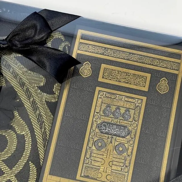 Gaveæske med Kaaba-koran, tasbih og bedetæppe, sort
