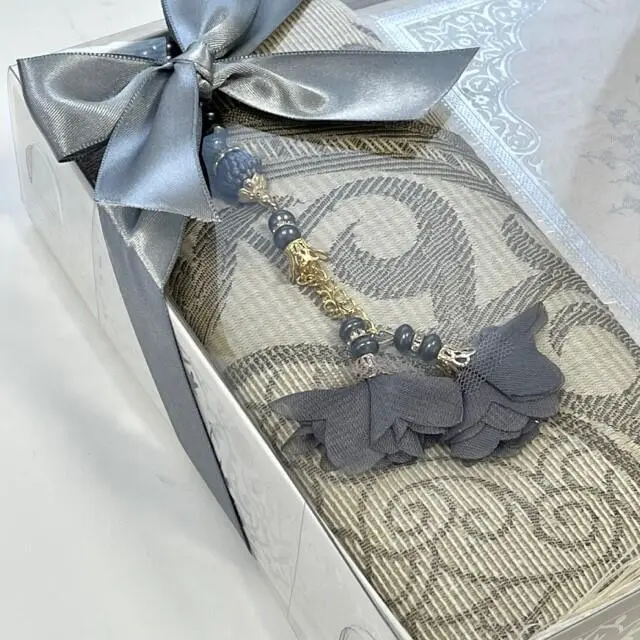 Gaveæske med koran, tasbih og bedetæppe, sølv