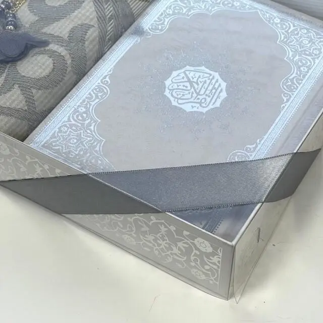 Gaveæske med koran, tasbih og bedetæppe, sølv