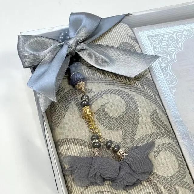 Gaveæske med koran, tasbih og bedetæppe, sølv