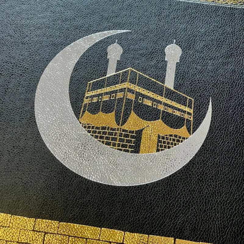 Mega Koran i Kaaba design og med oversættelse via QR koder