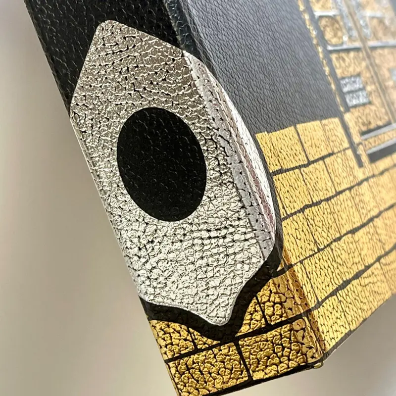 Mega Koran i Kaaba design og med oversættelse via QR koder