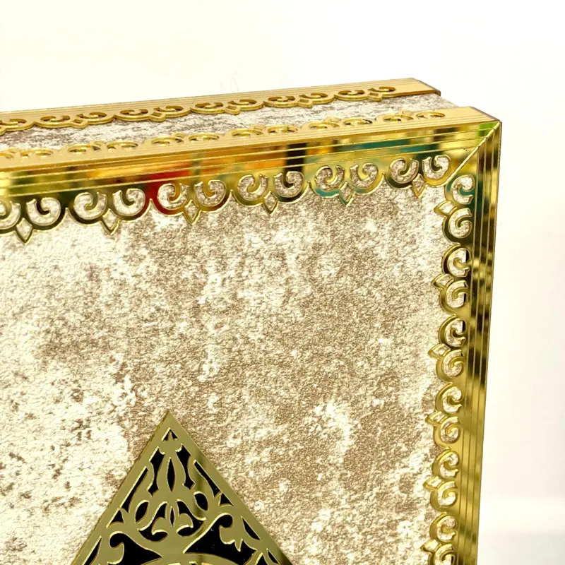 Luksus koranholder med koran i lys/guld marmor look