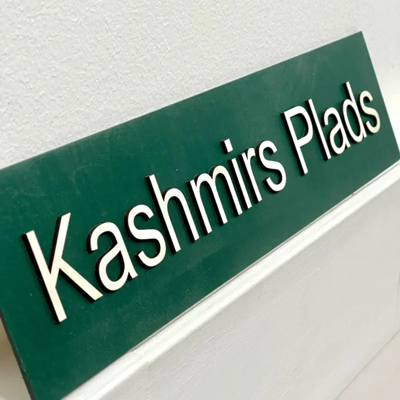 Kashmiri's Plads Gadeskilt i Træ, Håndlavet