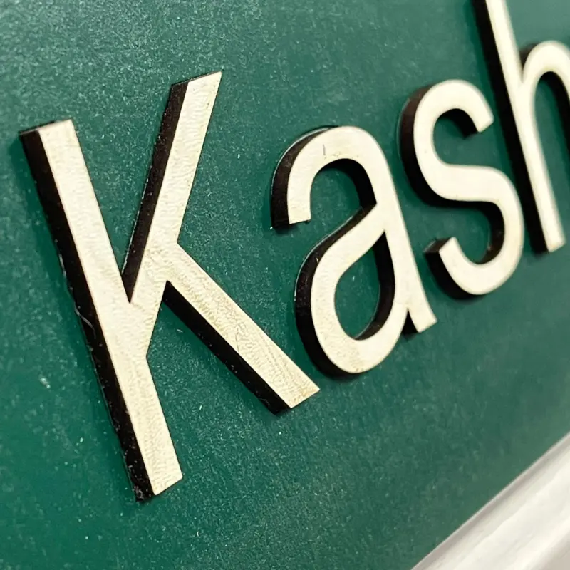 Kashmiri's Plads Gadeskilt i Træ, Håndlavet