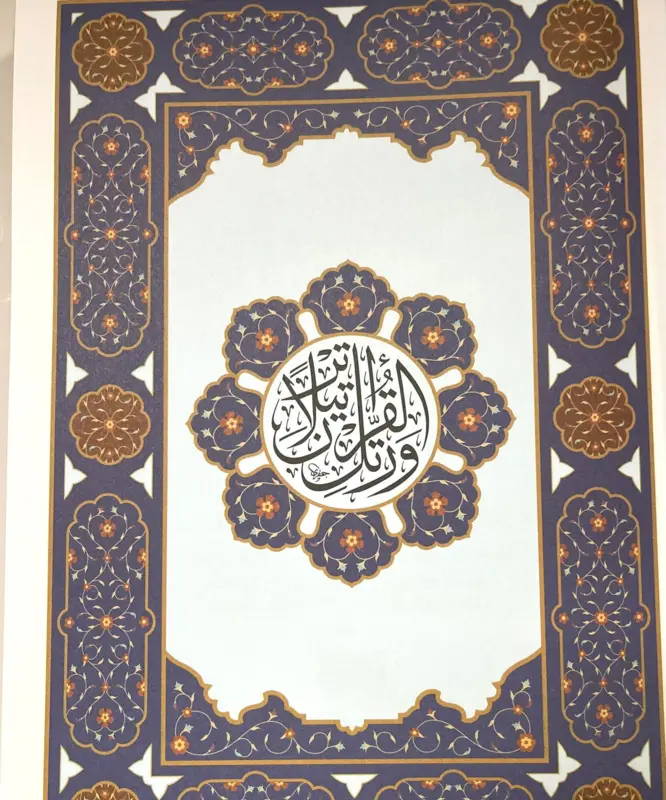 Koran auf Arabisch, schwarz