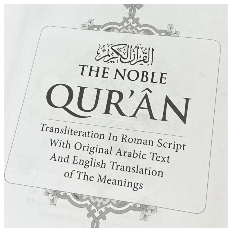 The Noble Quran med engelsk oversættelse samt latinske bogstaver
