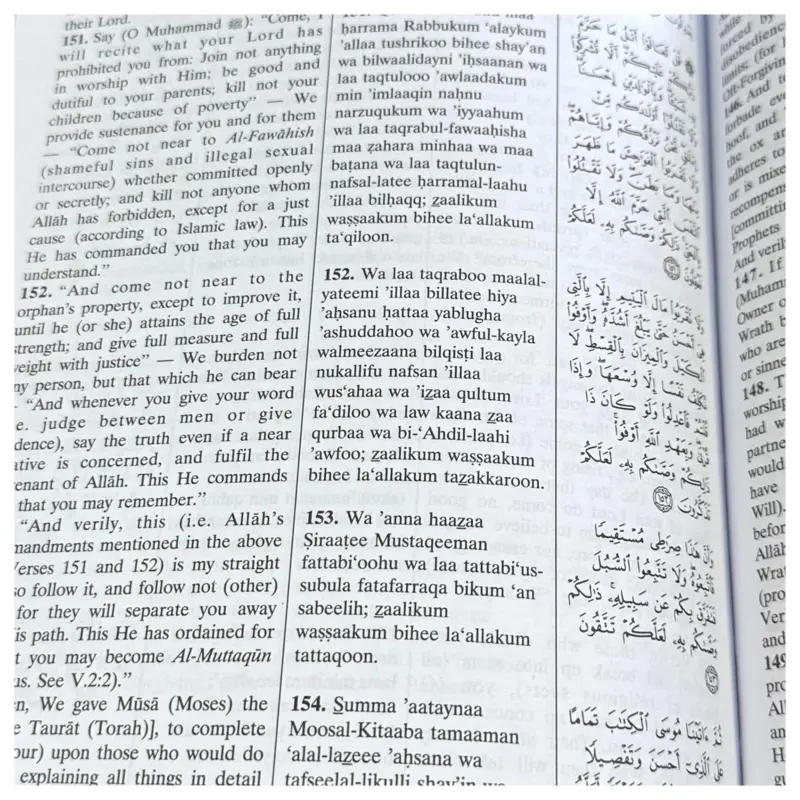 The Noble Quran med engelsk oversættelse samt latinske bogstaver