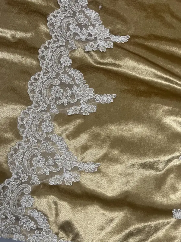 Bedetæppe i guldfarve med håndlavet broderi