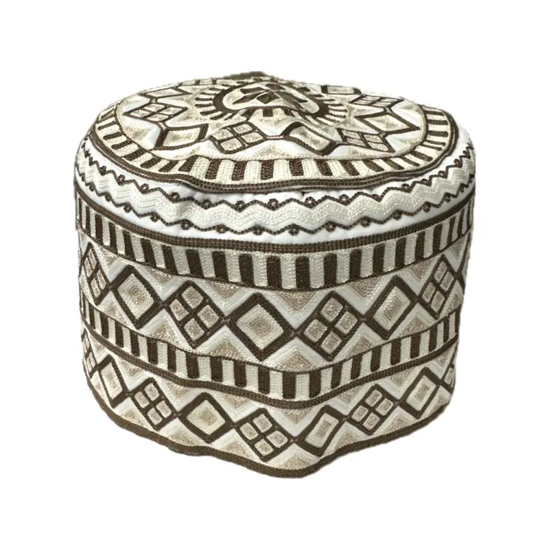 Hohe, leicht gemusterte Gebetsmütze