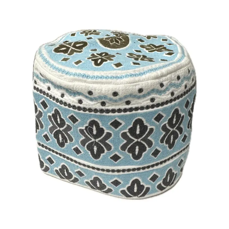 Hohe hellblaue gemusterte Haube