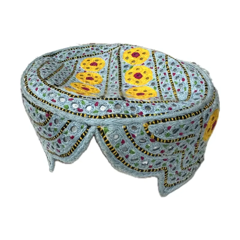 Dekorierte weiche Stoff-Gebetsmütze, hellblau/gelb