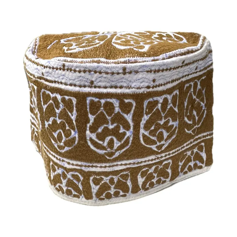 Hohe handgenähte Bedehaube, braun