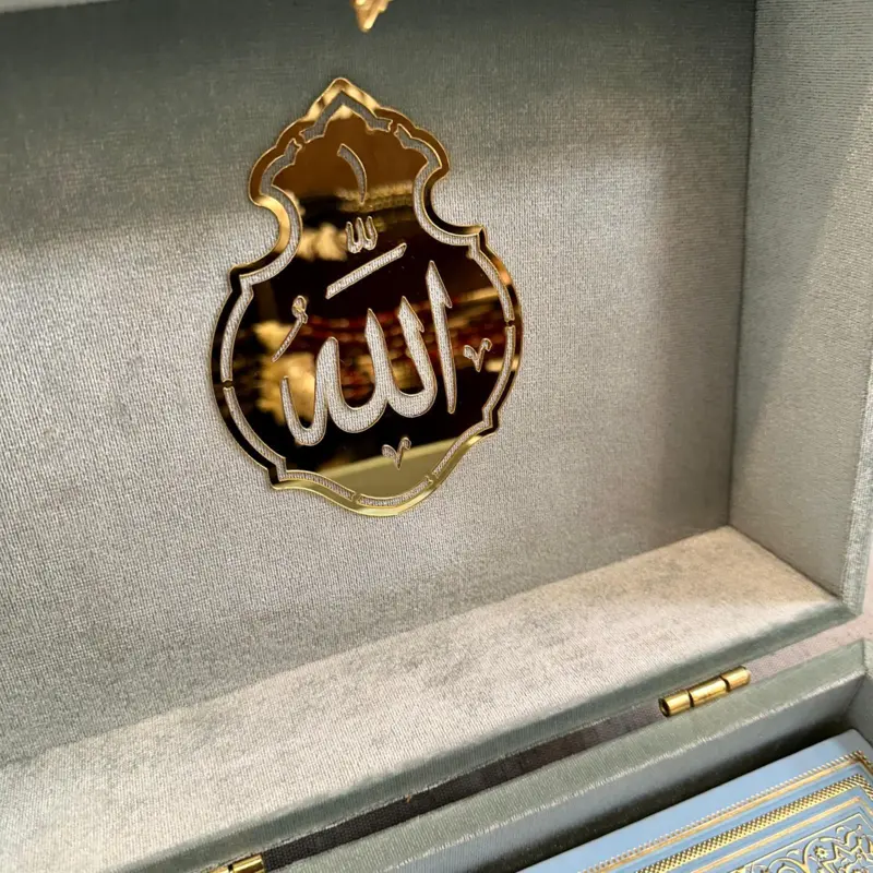 Luksus Koran Gavesæt i Lyseblå og Guld, Model B