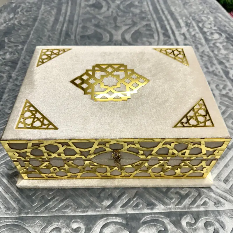 Stor Koran Gaveæske i cremehvid med Guld Detaljer