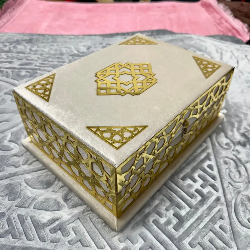 Stor Koran Gaveæske i cremehvid med Guld Detaljer